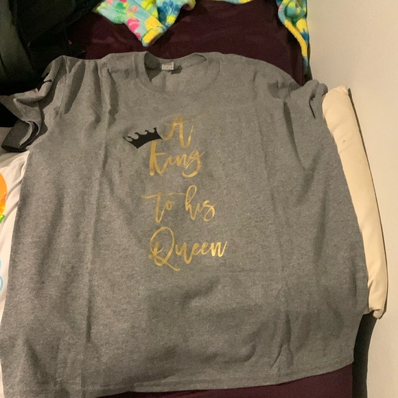 A grey, gold Gildan T-Shirt - Picture 1 of 2
